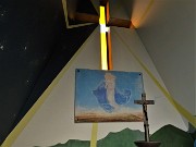 96 Interno della cappelletta dedicata alla Madonna